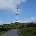 Pradziad,najwyższy szczyt Moraw,1492 m npm,dodatkowo podwyższony o wysokość wieży telewizyjnej o 146,5m,na wieży wjeżdża się windą na punkt widokowy.. #Czechy #góry #Jeseniki