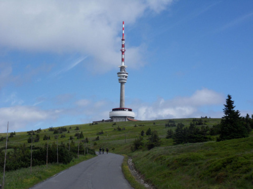 Pradziad,najwyższy szczyt Moraw,1492 m npm,dodatkowo podwyższony o wysokość wieży telewizyjnej o 146,5m,na wieży wjeżdża się windą na punkt widokowy.. #Czechy #góry #Jeseniki