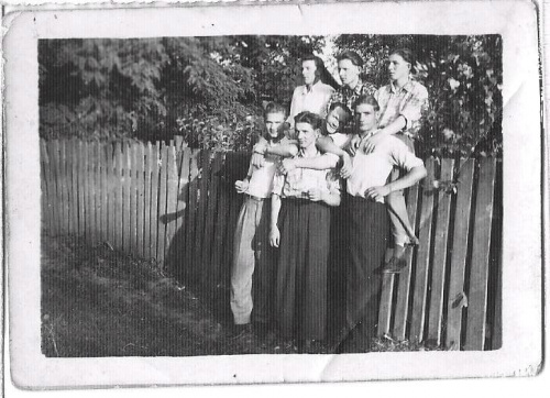 Zdjęcie z roku 1949. Zdjęcie to
przedstawia mieszkańców Kózk, dziś już w
większości niestety nieżyjących. Są na nim moi
dziadkowie, Janina i Marian Dymek (pierwsza z
lewej i pierwszy z prawej) oraz m.in. Czesław
Czapski i jego żona Magdalena