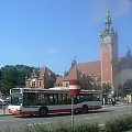 Dworzec Główny, zdjęcie niewyraźne bo zrobione z tramwaju a jakiś "artysta" porysował szyby #Miasta
