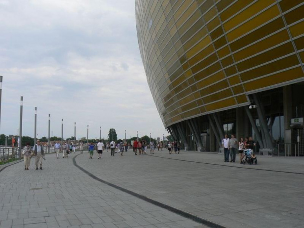 Wejście w lewo na promenadę okalającą stadion #Stadiony