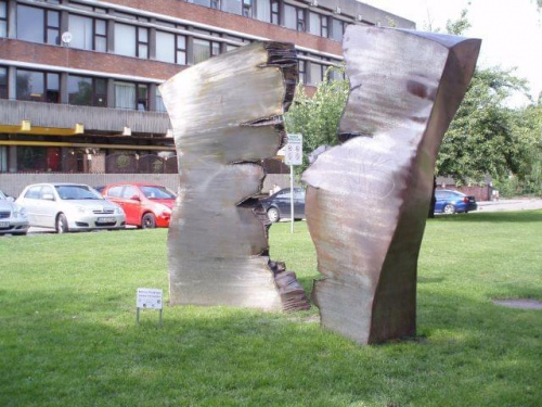 Rzeźba na placu obok Małego Młyna w Gdańsku (VII 2011).