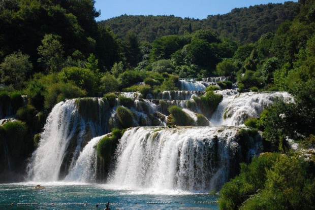 Zdjęcie zrobione w Chorwacji w Narodowym Parku Krka.
Przy wodospadzie przedstawionym na fotografii można się kąpać, co stanowi na prawdę świetne przeżycie